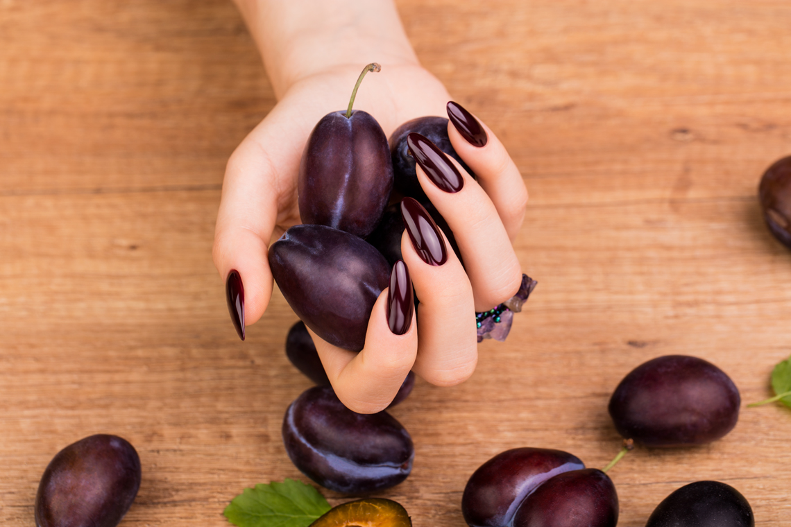 hybryda bordo, bordowy lakier do paznokci, red diamond, hybryda Natalii Siwiec, jesienne hybrydy, jesienny manicure, kolory modne jesienią, paznokcie hybrydowe na jesień