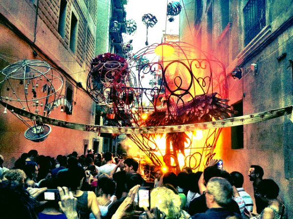 Tak prezentują się ulice podczas Festa Major de Gràcia, sierpień 2018 w Barcelonie