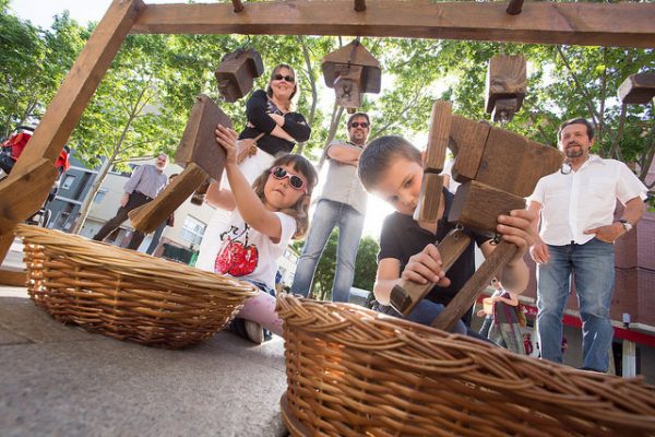 Podczas Fira de Sant Ponç znajdzie się też czas na zabawę, maj 2018 w Barcelonie