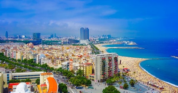 Barcelońskie plaże idealnie nadają się na obchody nocy św. Jana, czerwiec 2018 w Barcelonie