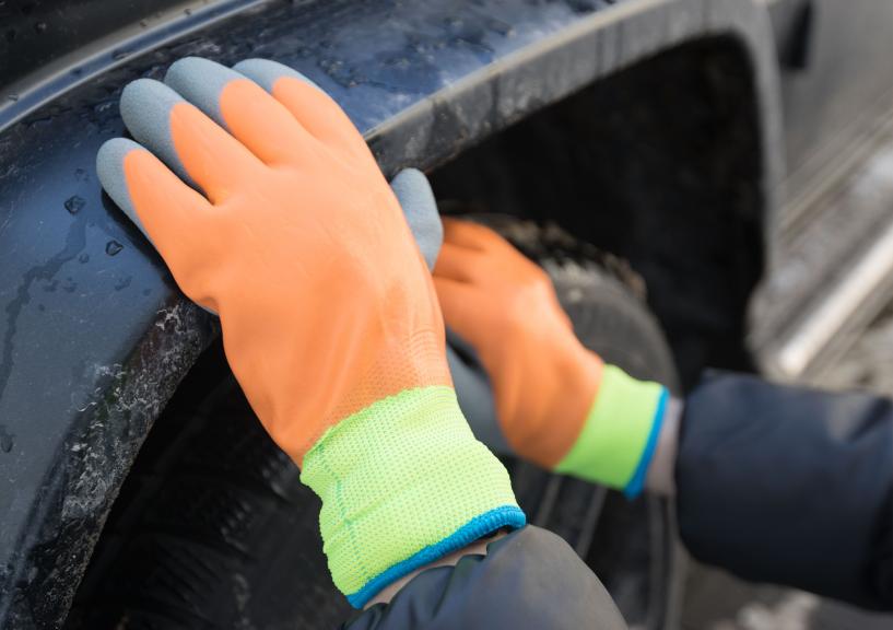 INSULATED AND HEAT-RESISTANT GLOVES