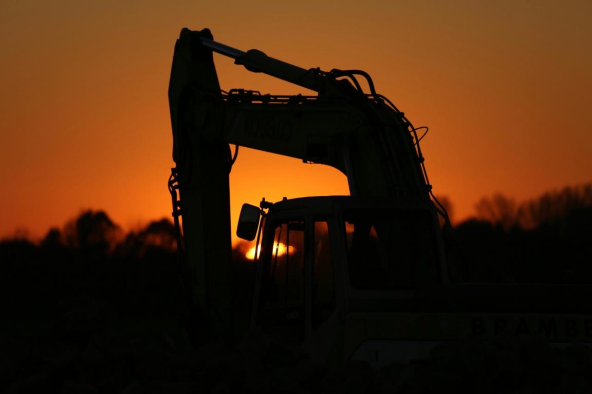 Jaki olej hydrauliczny do koparki, zagęszczarki i wózka widłowego? Praktyczny przewodnik
