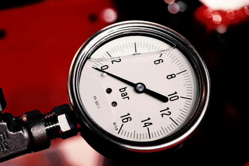 Manometr – co to jest, jak działa i jakie są jego rodzaje? Przewodnik techniczny